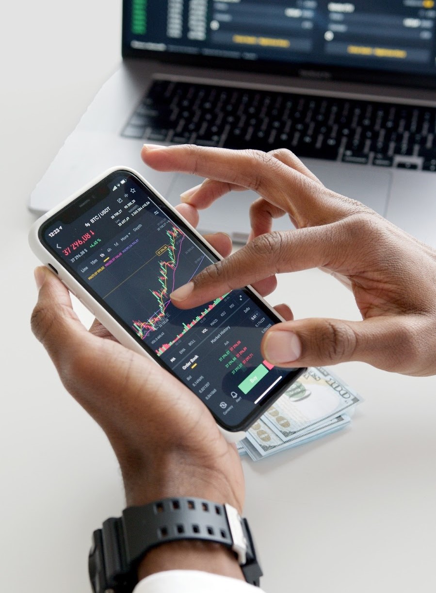 Person holding a phone with line graph going up to symbolize high-risk merchants who choose offshore payment gateways