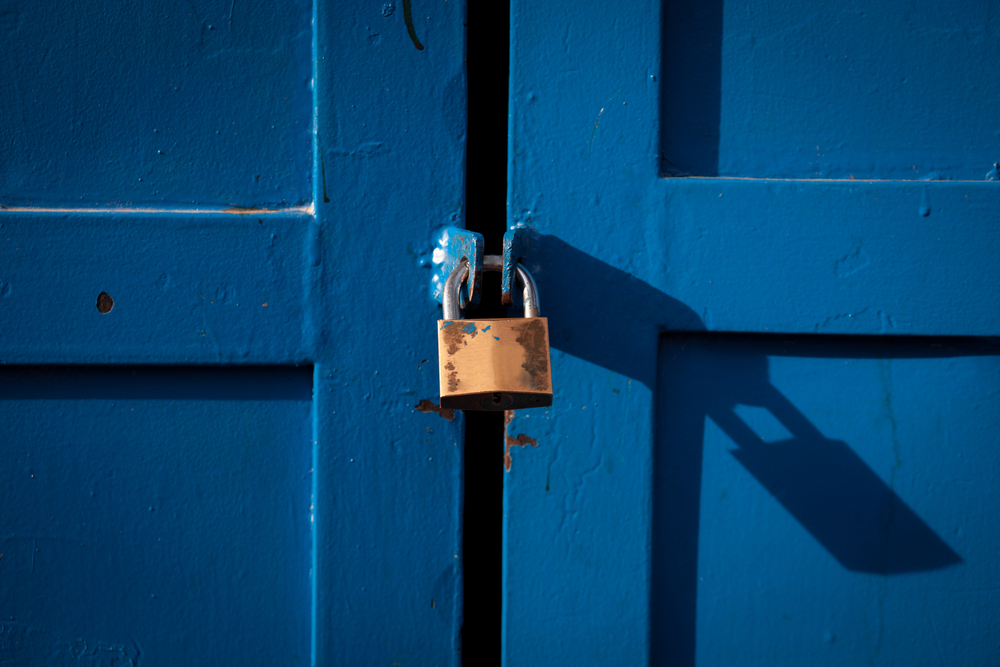 A padlock on a blue gate symbolizes a payment gateway.